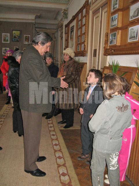 Primarul Vasile Tofan felicitându-l pe David Mihaiu