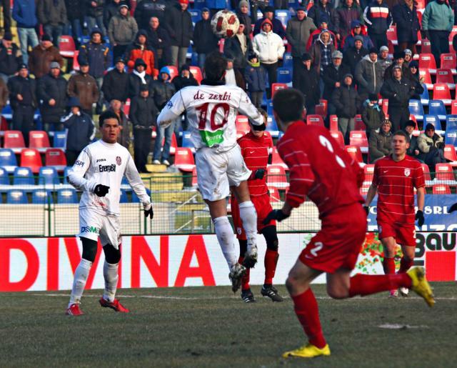 De Zerby (centru), de la CFR Cluj, se luptă pentru balon cu un adversar, în meciul cu Victoria Brăneşti Foto: Mediafax