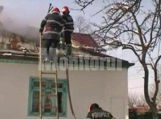 Găsit carbonizat: S-a blocat în podul casei şi şi-a dat foc