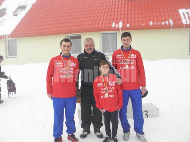 Antrenorul Gheorghe Rusu impreuna cu trei dintre campionii nationali de sanie din 2011
