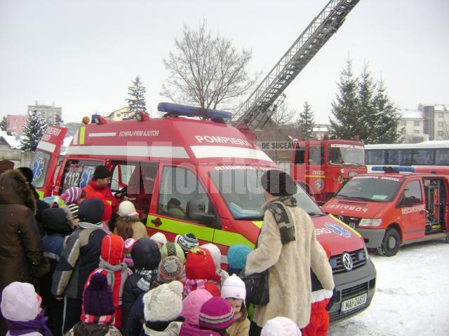 Zeci de grupuri de preşcolari şi şcolari au făcut, ieri, ore la pompieri, în cadrul „Zilei Porţilor Deschise”