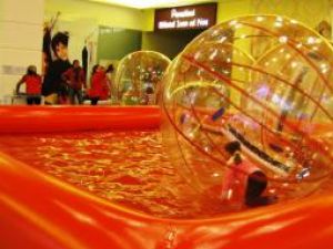 Piscină şi multă distracţie pentru copii şi adolescenţi, la Iulius Mall