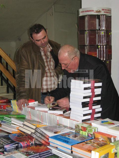 Scriitorul Ion Drăguşanul, la Târgul de carte de la Suceava