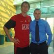 În fotografie alături de portarul olandez van der Saar, care apără la Manchester United