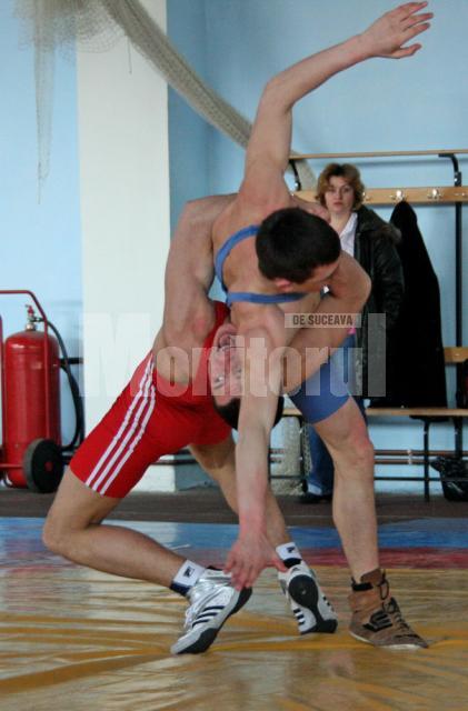Andrei Apetre (dres roşu) s-a impus fără probleme la categoria 63 de kg