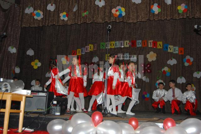 Momente din cadrul spectacolului prezentat de elevii Şcolii Nr. 1 Gura Humorului