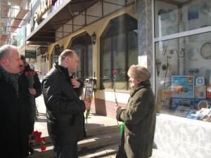 Tinerii din PSD Suceava au oferit flori sucevencelor