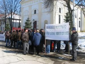 Protest anemic al sindicaliştilor în faţa Prefecturii Suceava