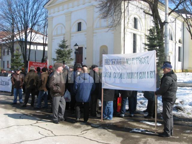 Protest anemic al sindicaliştilor în faţa Prefecturii Suceava