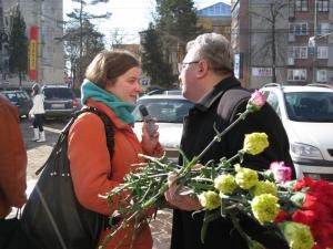 Primarul Ion Lungu a împărţit o mie de flori sucevencelor