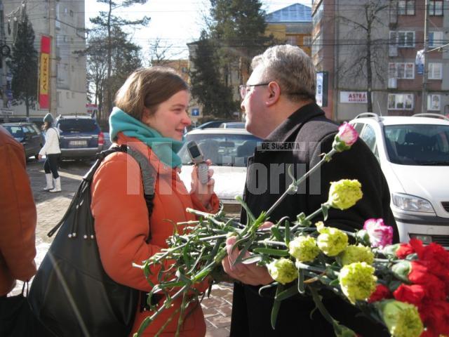 Primarul Ion Lungu a împărţit o mie de flori sucevencelor