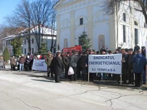 Doar o sută de sindicalişti, la protestul care a avut loc, ieri, în faţa Prefecturii Suceava