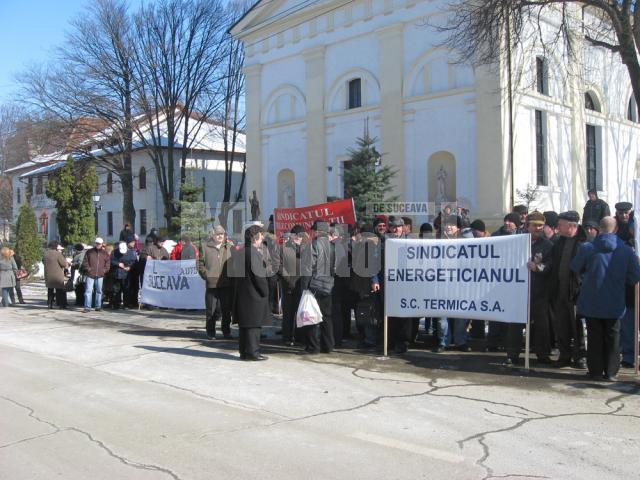 Doar o sută de sindicalişti, la protestul care a avut loc, ieri, în faţa Prefecturii Suceava