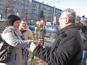 Primarul Ion Lungu a împărţit 1000 flori sucevencelor