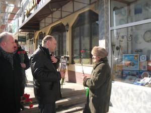 Preşedintele executiv al Organizaţiei Judeţene Suceava a PSD, Ovidiu Donţu, oferind flori de Ziua Femeii