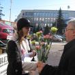 De Ziua Femeii: Primarul Ion Lungu a împărţit o mie de flori sucevencelor