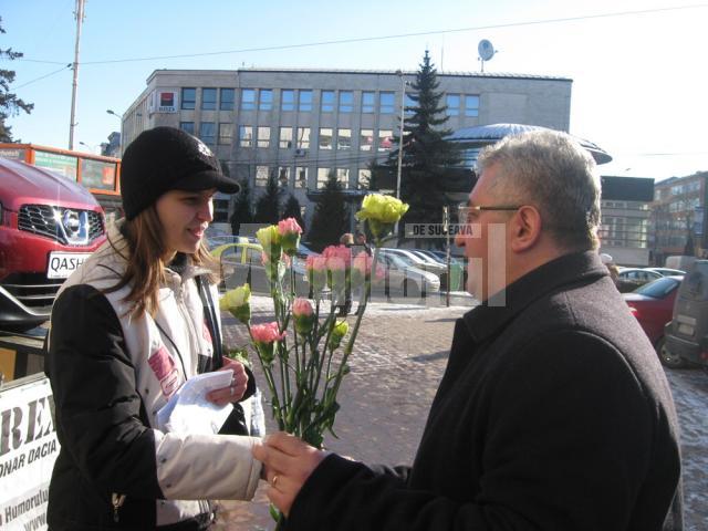 De Ziua Femeii: Primarul Ion Lungu a împărţit o mie de flori sucevencelor