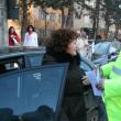 Poliţiştii de la Serviciul Rutier au ieşit în stradă şi în acest an pentru a le trage pe dreapta pe şoferiţe şi a le împărţi flori