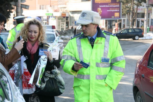 Atenţii: Flori, felicitări şi avertismente amicale pentru şoferiţe, de la poliţiştii rutieri