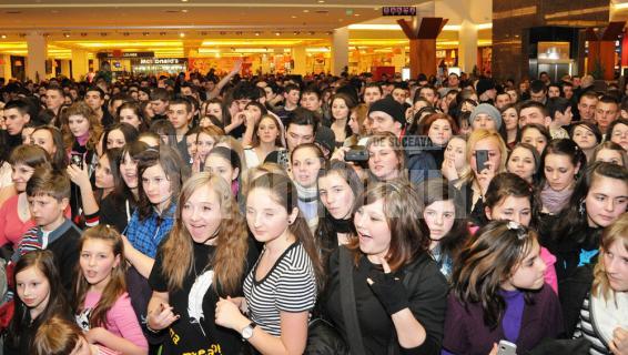 De 8 Martie: Alex Velea a făcut show la mall, cu o mână în ghips