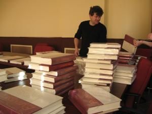 La Dumbrăveni au ajuns de ieri cele 44 de caiete eminesciene, reunite în 38 de volume editate de Academia Română