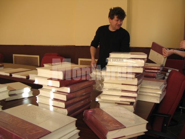 La Dumbrăveni au ajuns de ieri cele 44 de caiete eminesciene, reunite în 38 de volume editate de Academia Română