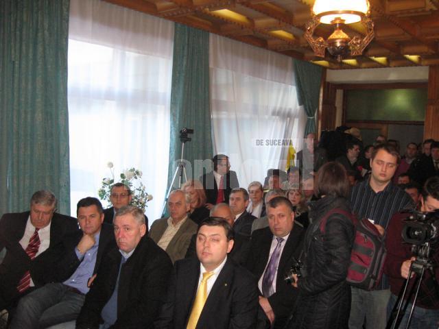 Membrii PNL şi PSD abia au încăput în sală pentru a asista la înfiinţarea USL în judeţul Suceava