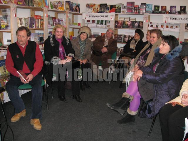 Participanţi la întâlnirea cu scriitorul Vasile Andru