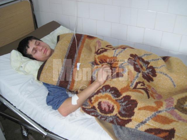 Emanuel Miron a fost transportat cu o ambulanţă la Spitalul Municipal Rădăuţi, unde a rămas internat, fiind suspectat de degerături la nivelul membrelor inferioare