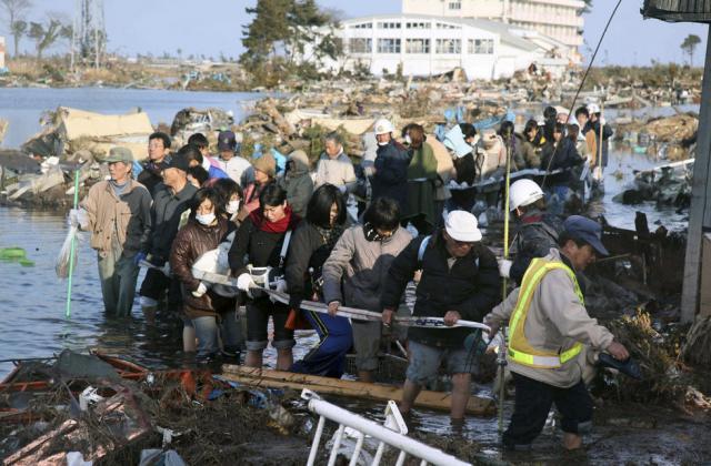 Circa 590.000 de persoane au fost evacuate în Japonia după cutremurul urmat de tsunami de vineri (foto: AP Photo/Kyodo News)