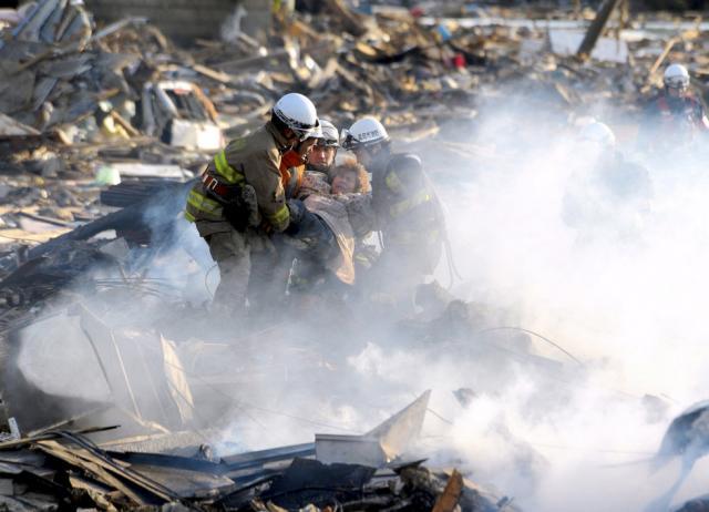 Bilanţul victimelor seismului şi valului devastator din Japonia a ajuns la 1.217 morţi, alte sute de persoane fiind în continuare dispărute (foto: AP Photo/Kyodo News)