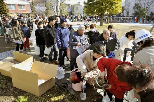 Circa 590.000 de persoane au fost evacuate în Japonia după cutremurul urmat de tsunami de vineri (foto: AP Photo/Kyodo News)