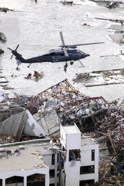 Circa 590.000 de persoane au fost evacuate în Japonia după cutremurul urmat de tsunami de vineri (foto: AP Photo/Kyodo News)