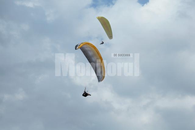 Asociaţia Sportivă Cumullus din Suceava va începe din această lună cursurile de zbor cu parapanta