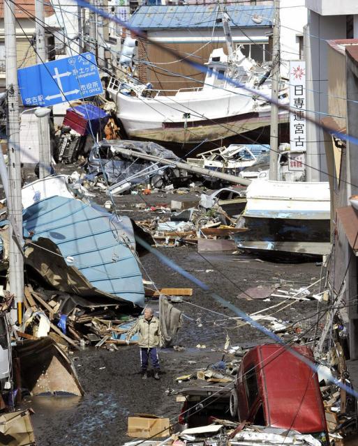 Bilanţul victimelor seismului şi valului devastator din Japonia a ajuns la 1.217 morţi, alte sute de persoane fiind în continuare dispărute (foto: AP Photo/Kyodo News)