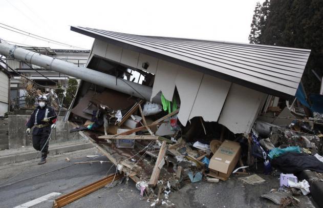 Bilanţul victimelor seismului şi valului devastator din Japonia a ajuns la 1.217 morţi, alte sute de persoane fiind în continuare dispărute (foto: AP Photo/Kyodo News)