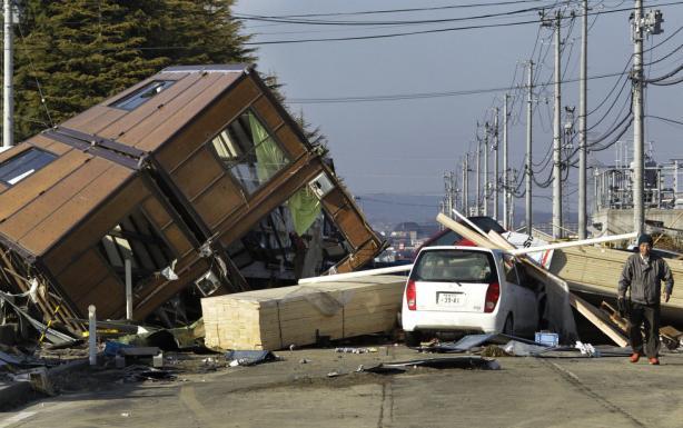 Bilanţul victimelor seismului şi valului devastator din Japonia a ajuns la 1.217 morţi, alte sute de persoane fiind în continuare dispărute (foto: AP Photo/Kyodo News)