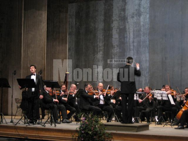 Tenorul Ovidiu Daniel împreună cu Orchestra Filarmonicii din Botoşani
