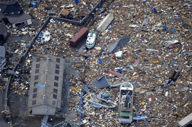 Bilanţul victimelor seismului şi valului devastator din Japonia a ajuns la 1.217 morţi, alte sute de persoane fiind în continuare dispărute (foto: AP Photo/Kyodo News)