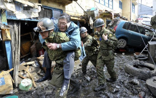 Circa 590.000 de persoane au fost evacuate în Japonia după cutremurul urmat de tsunami de vineri (foto: AP Photo/Kyodo News)