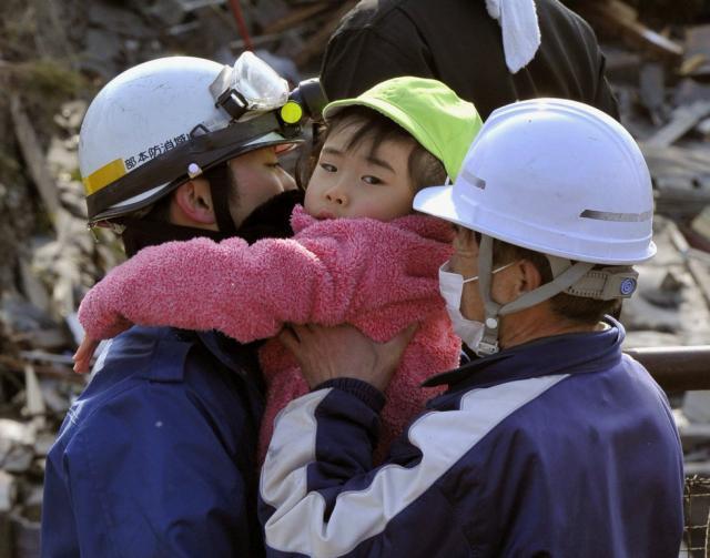 Circa 590.000 de persoane au fost evacuate în Japonia după cutremurul urmat de tsunami de vineri (foto: AP Photo/Kyodo News)