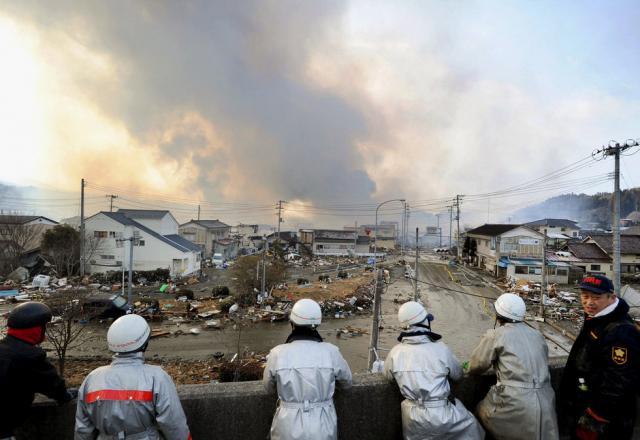 Circa 590.000 de persoane au fost evacuate în Japonia după cutremurul urmat de tsunami de vineri (foto: AP Photo/Kyodo News)