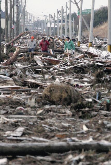 Bilanţul victimelor seismului şi valului devastator din Japonia a ajuns la 1.217 morţi, alte sute de persoane fiind în continuare dispărute (foto: AP Photo/Kyodo News)