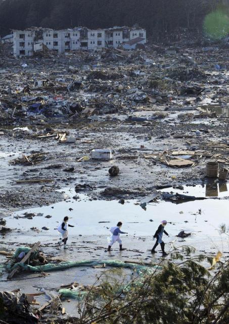 Bilanţul victimelor seismului şi valului devastator din Japonia a ajuns la 1.217 morţi, alte sute de persoane fiind în continuare dispărute (foto: AP Photo/Kyodo News)