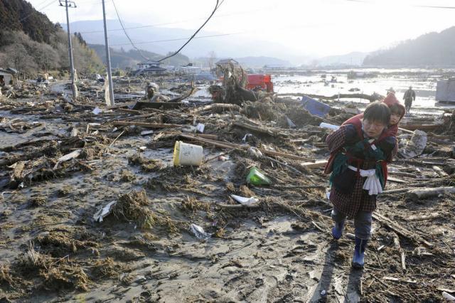 Bilanţul victimelor seismului şi valului devastator din Japonia a ajuns la 1.217 morţi, alte sute de persoane fiind în continuare dispărute (foto: AP Photo/Kyodo News)