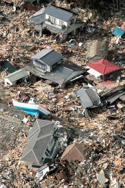 Bilanţul victimelor seismului şi valului devastator din Japonia a ajuns la 1.217 morţi, alte sute de persoane fiind în continuare dispărute (foto: AP Photo/Kyodo News)