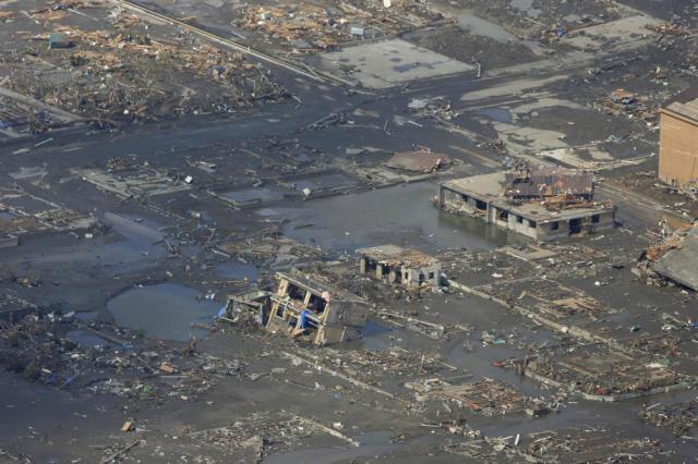 Bilanţul victimelor seismului şi valului devastator din Japonia a ajuns la 1.217 morţi, alte sute de persoane fiind în continuare dispărute (foto: AP Photo/Kyodo News)