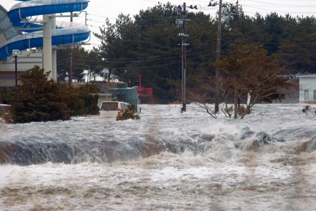 Bilanţul victimelor seismului şi valului devastator din Japonia a ajuns la 1.217 morţi, alte sute de persoane fiind în continuare dispărute (foto: AP Photo/Kyodo News)