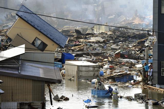 Bilanţul victimelor seismului şi valului devastator din Japonia a ajuns la 1.217 morţi, alte sute de persoane fiind în continuare dispărute (foto: AP Photo/Kyodo News)