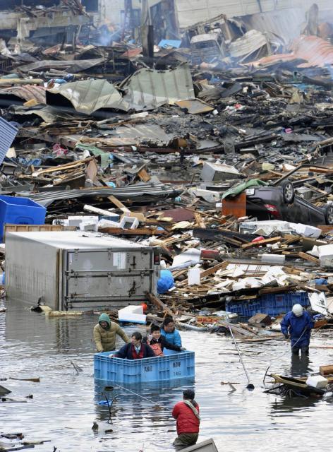 Circa 590.000 de persoane au fost evacuate în Japonia după cutremurul urmat de tsunami de vineri (foto: AP Photo/Kyodo News)